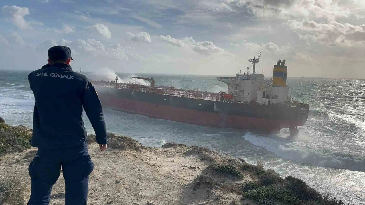 &Ccedil;anakkale Valiliği: "Geminin su almadığı, personelin durumunun iyi olduğu, deniz kirliliğinin meydana gelmediği belirlendi"
