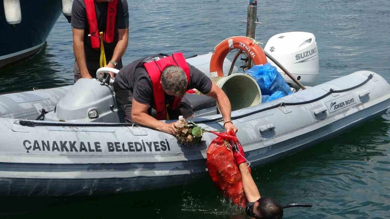 &Ccedil;anakkale Yat Limanı&rsquo;nda y&uuml;zey ve dip temizliği
