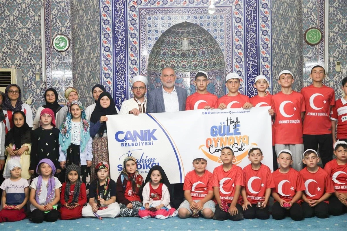 Canik&rsquo;te camiye gelen hediyeyi alıyor
