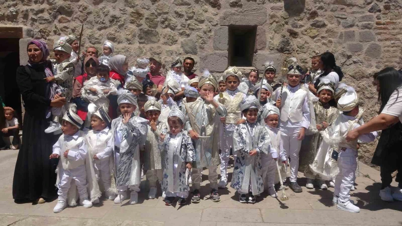 Çankırı’da 529 yıllık gelenek yaşatıldı, 41 çocuk toplu sünnet ettirildi
