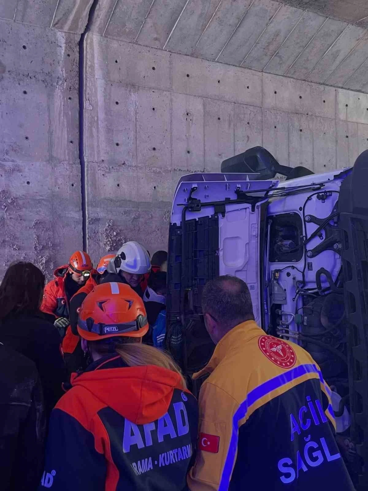 &Ccedil;ankırı&rsquo;da devrilen tırdaki 4 kişi yaralandı
