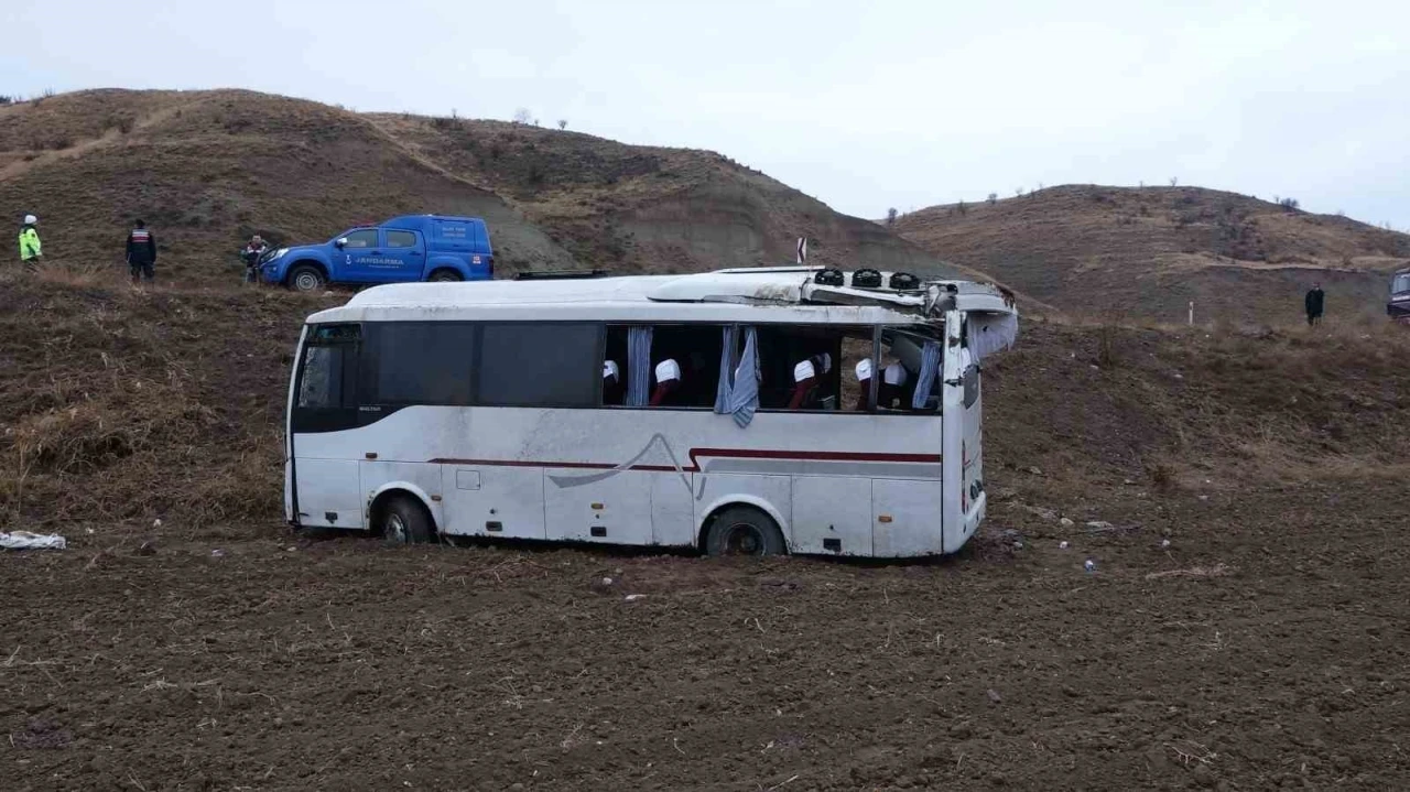 Çankırı’da midibüs şarampole devrildi: 29 yaralı