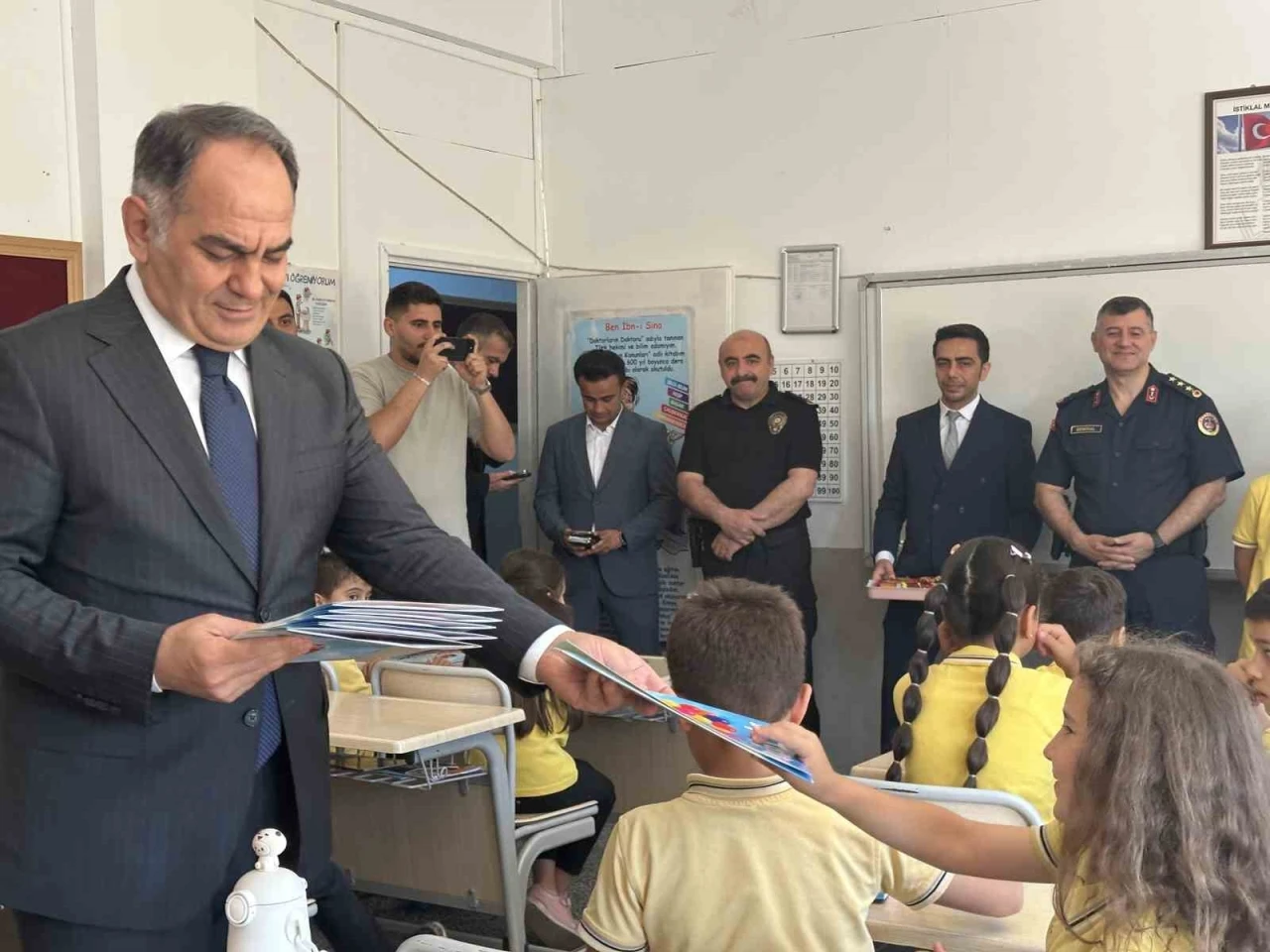 &Ccedil;ankırı&rsquo;da &ouml;ğrenciler karnelerini protokol &uuml;yelerinden aldı
