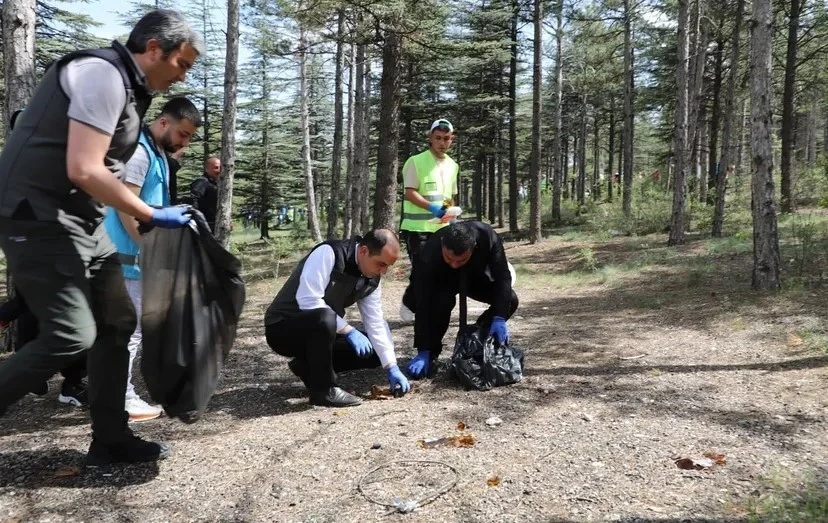 Çankırı’da protokol ve vatandaşlar ormanlarda çöp topladı