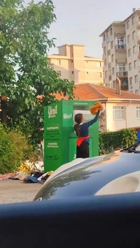 Canlarını hiçe sayarak giysi kumbarasından kıyafet çaldılar
