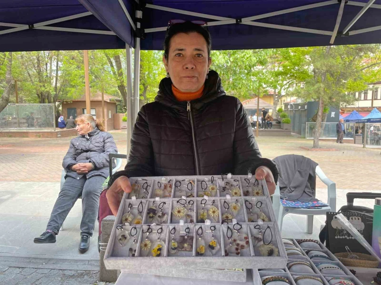 Canlı çiçekler epoksi reçine ile kolyeye dönüşüyor
