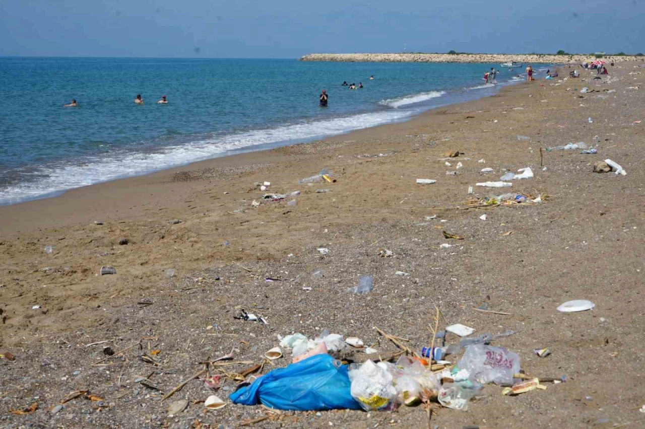 Çardaklardan arındırılıp özgürleştirilen  Kumköy sahili şimdi de çöplerle boğuşuyor
