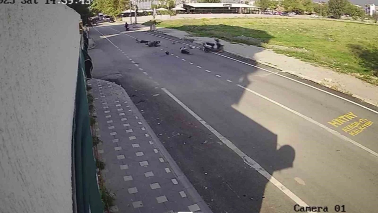 Çarpışan motosikletlerin sürücüleri yere savruldu: O anlar kamerada
