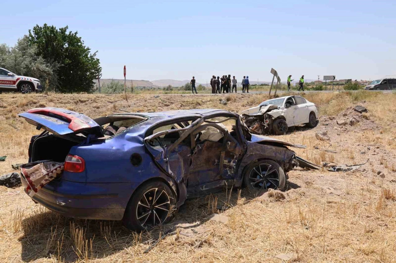 Çarpışan otomobiller tarlaya uçtu: 1 ölü, 1 ağır yaralı
