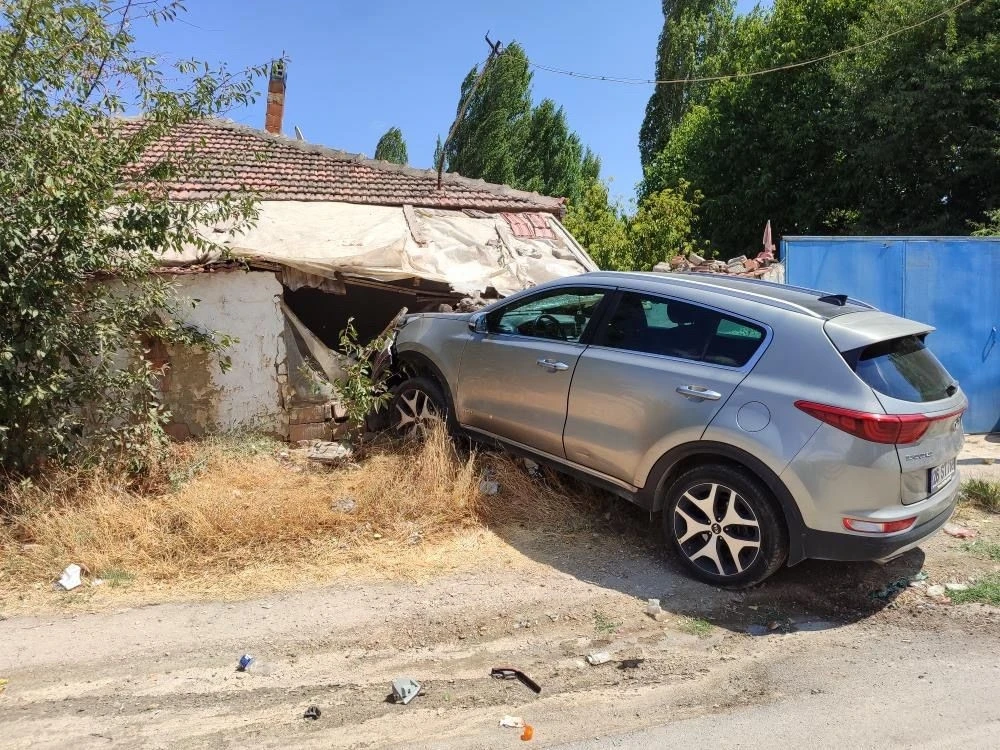Çarpışmanın etkisiyle savrulan otomobil müstakil eve girdi: 1 yaralı