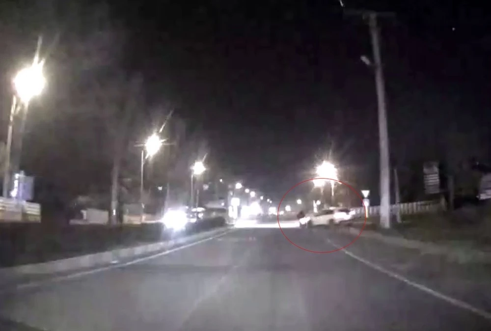 &Ccedil;arptığı motosiklet devrildi, sonra ka&ccedil;tı: O anlar ara&ccedil; kamerasında
