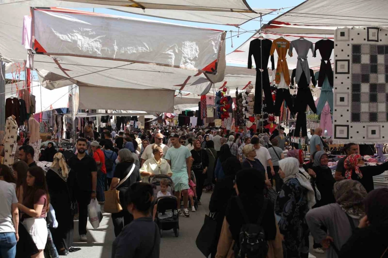 Çarşamba Kumaş Pazarı yeni yerinde kuruldu, vatandaşlar akın etti
