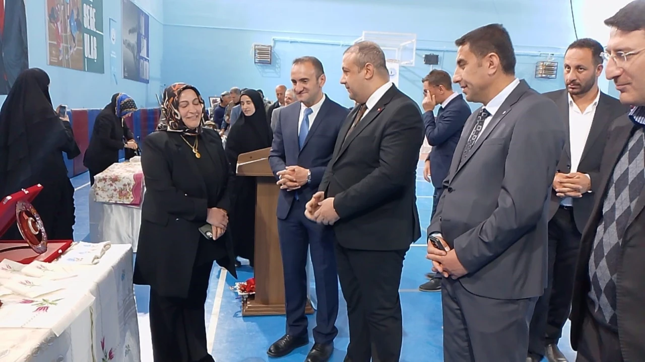 Çat’ta Halk Eğitim Merkezi yıl sonu sergisine büyü