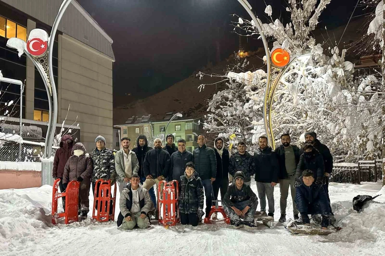 &Ccedil;atak&rsquo;ta &ccedil;ocuklar kar katilini eğlenceye d&ouml;n&uuml;şt&uuml;rd&uuml;
