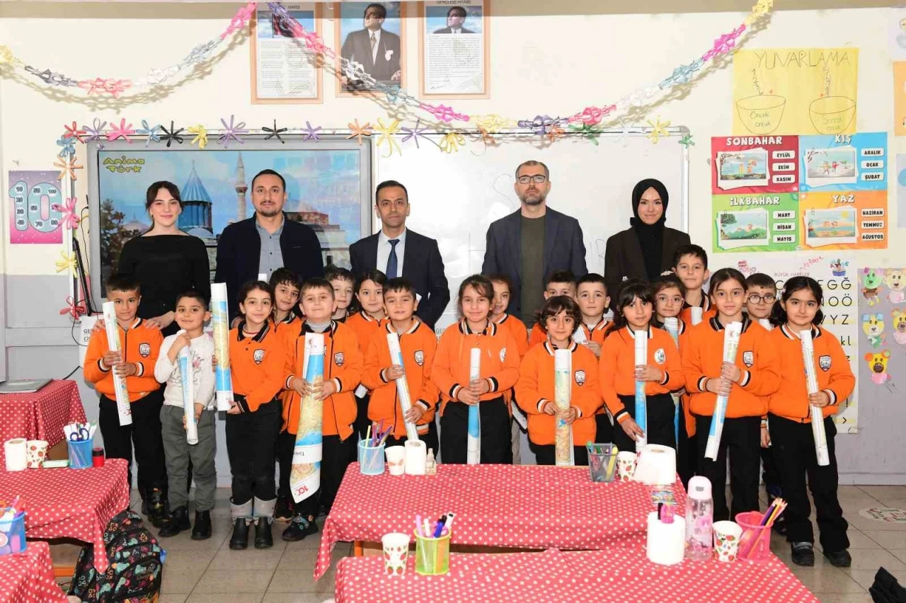 &Ccedil;atak&rsquo;ta &ouml;ğrencilere d&uuml;nya ve T&uuml;rkiye haritaları dağıtıldı

