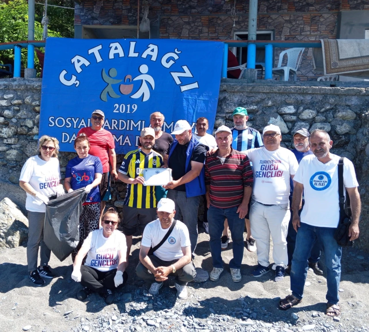 &Ccedil;atalağzı &Ouml;merağzı Sahili&rsquo;nde geniş katılımlı temizlik seferberliği
