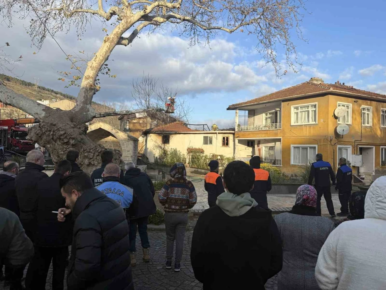 &Ccedil;atalca&rsquo;da evi yanan kadın uzun s&uuml;re g&ouml;zyaşı d&ouml;kt&uuml;
