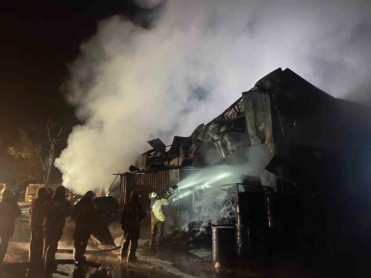 &Ccedil;atalca&rsquo;da k&ouml;m&uuml;r jeli &uuml;retimi yapan fabrika alev alev yandı
