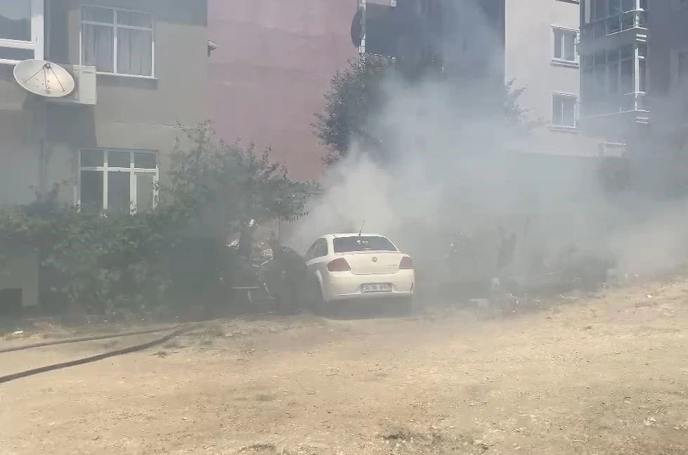 Çatalca’da park halindeki araç alev aldı
