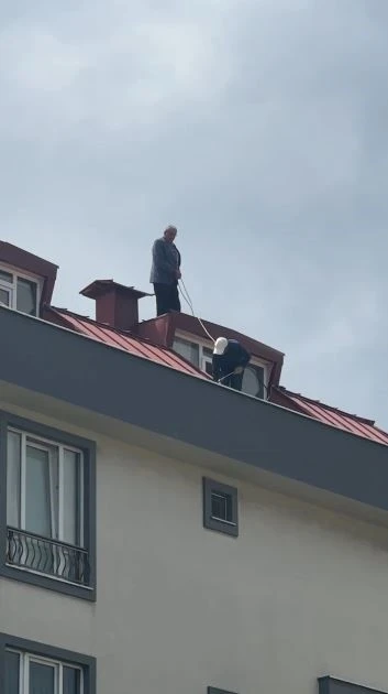 Çatı tadilatı yapan işçi beline ip bağlayarak güvenlik önlemi aldı

