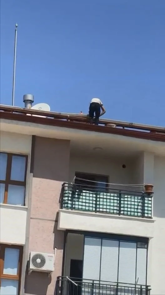 &Ccedil;atıdaki tehlikeli &ccedil;alışma kameraya yansıdı
