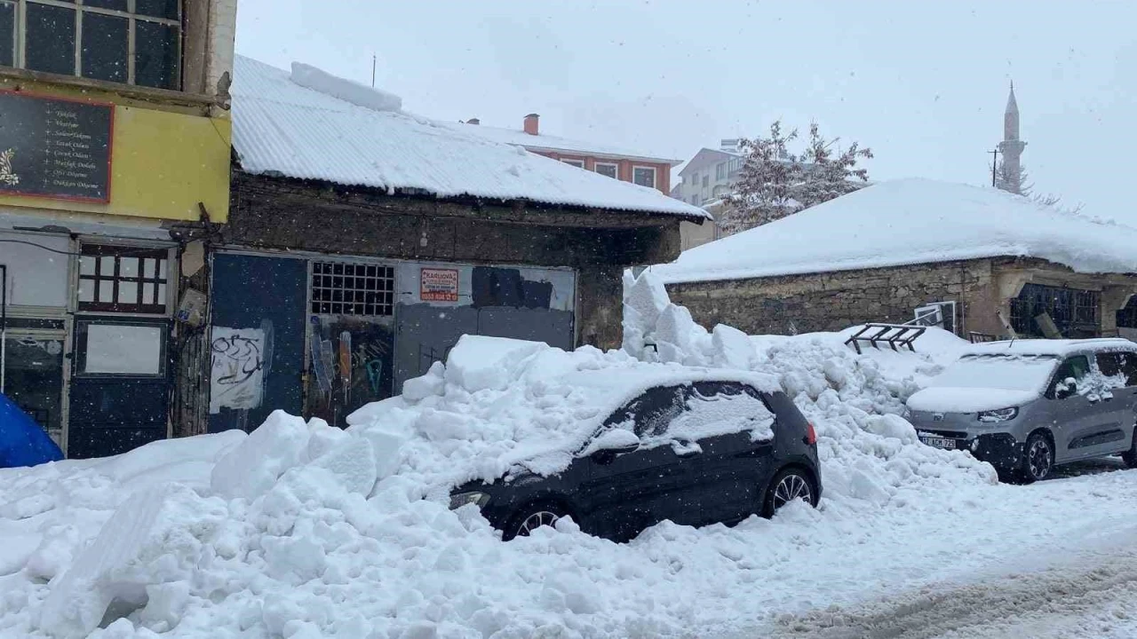 &Ccedil;atıdan d&uuml;şen kar k&uuml;tlesi araca zarar verdi
