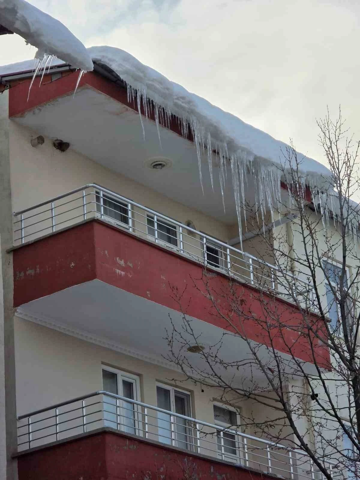 &Ccedil;atılardaki buz k&uuml;tleleri tehlike sa&ccedil;ıyor
