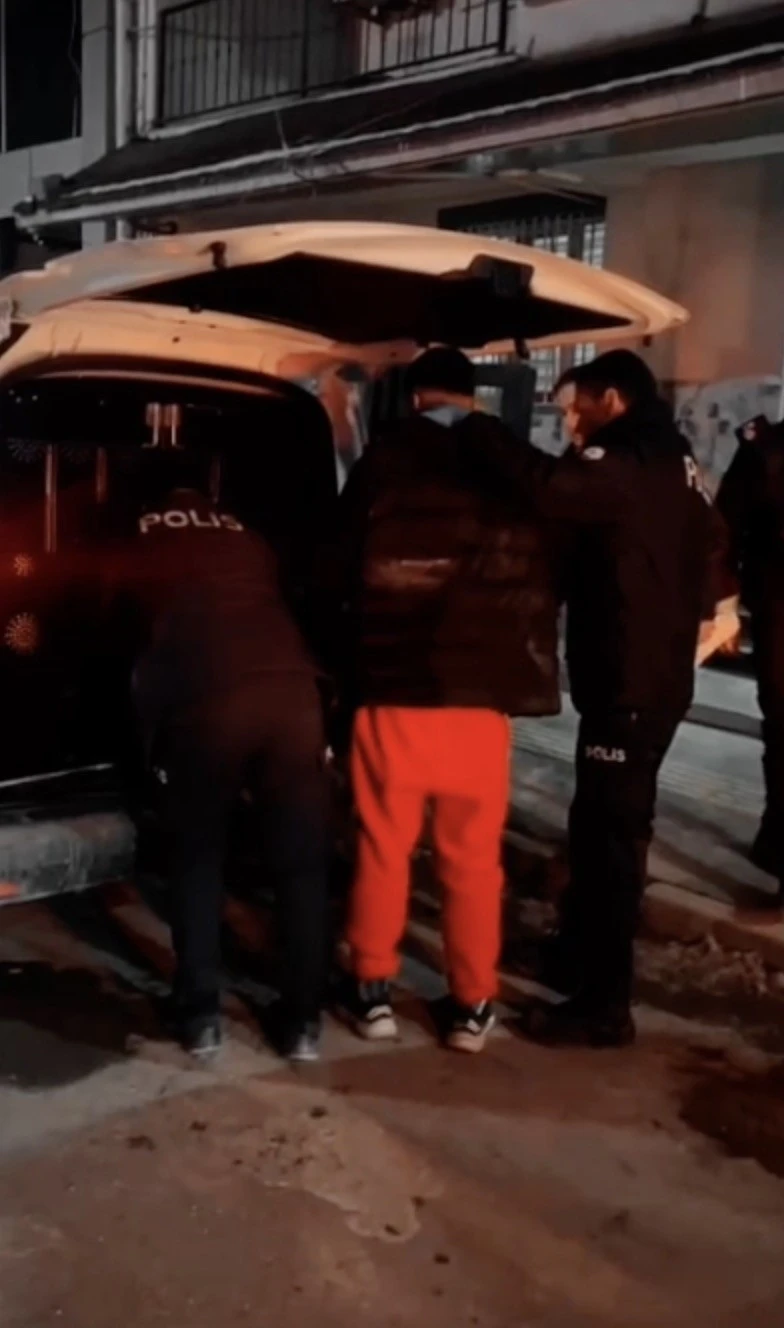 &Ccedil;atılardan atlayarak izini kaybettirmeye &ccedil;alıştı, polis ekiplerinden ka&ccedil;amadı
