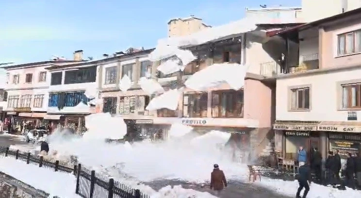 &Ccedil;atılardan d&uuml;şen kar k&uuml;tleleri paniğe neden oldu
