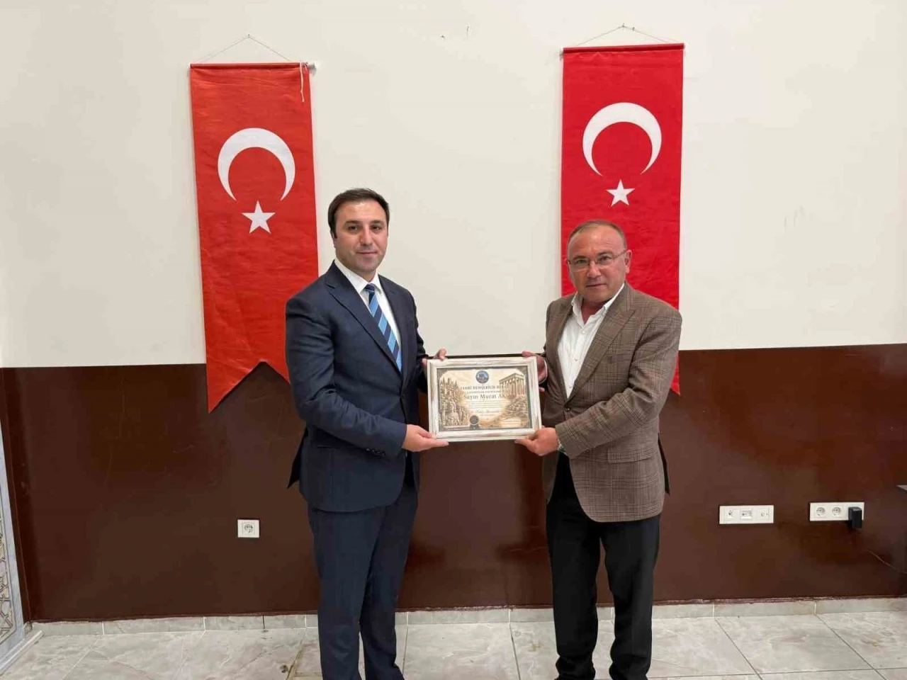 &Ccedil;avdarhisar Kaymakamı Murat Ak&rsquo;a Fahri Hemşehrilik Beratı
