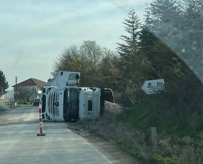&Ccedil;aycuma&rsquo;da kontrolden &ccedil;ıkan tır devrildi
