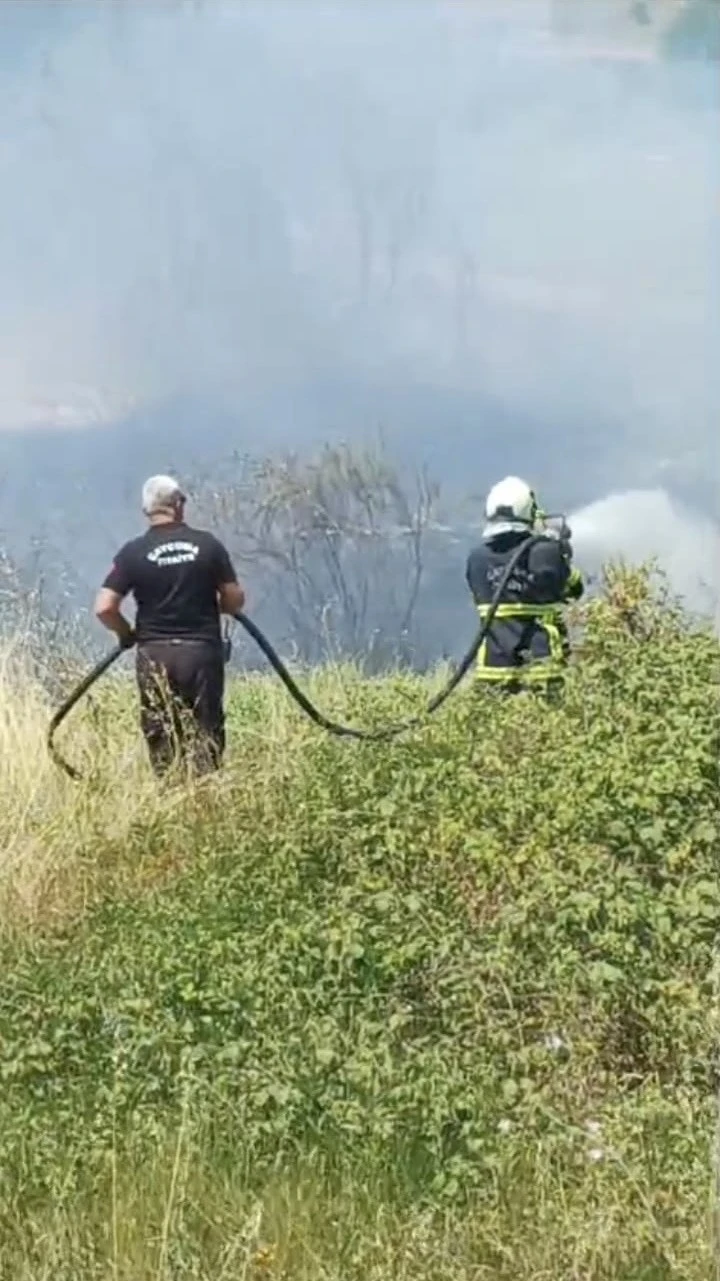 Çaycuma’da örtü yangını korkuttu