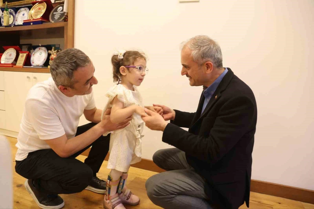 &Ccedil;ayırova Belediyesinden serebral palsi hastası Lina&rsquo;ya fizik tedavi desteği
