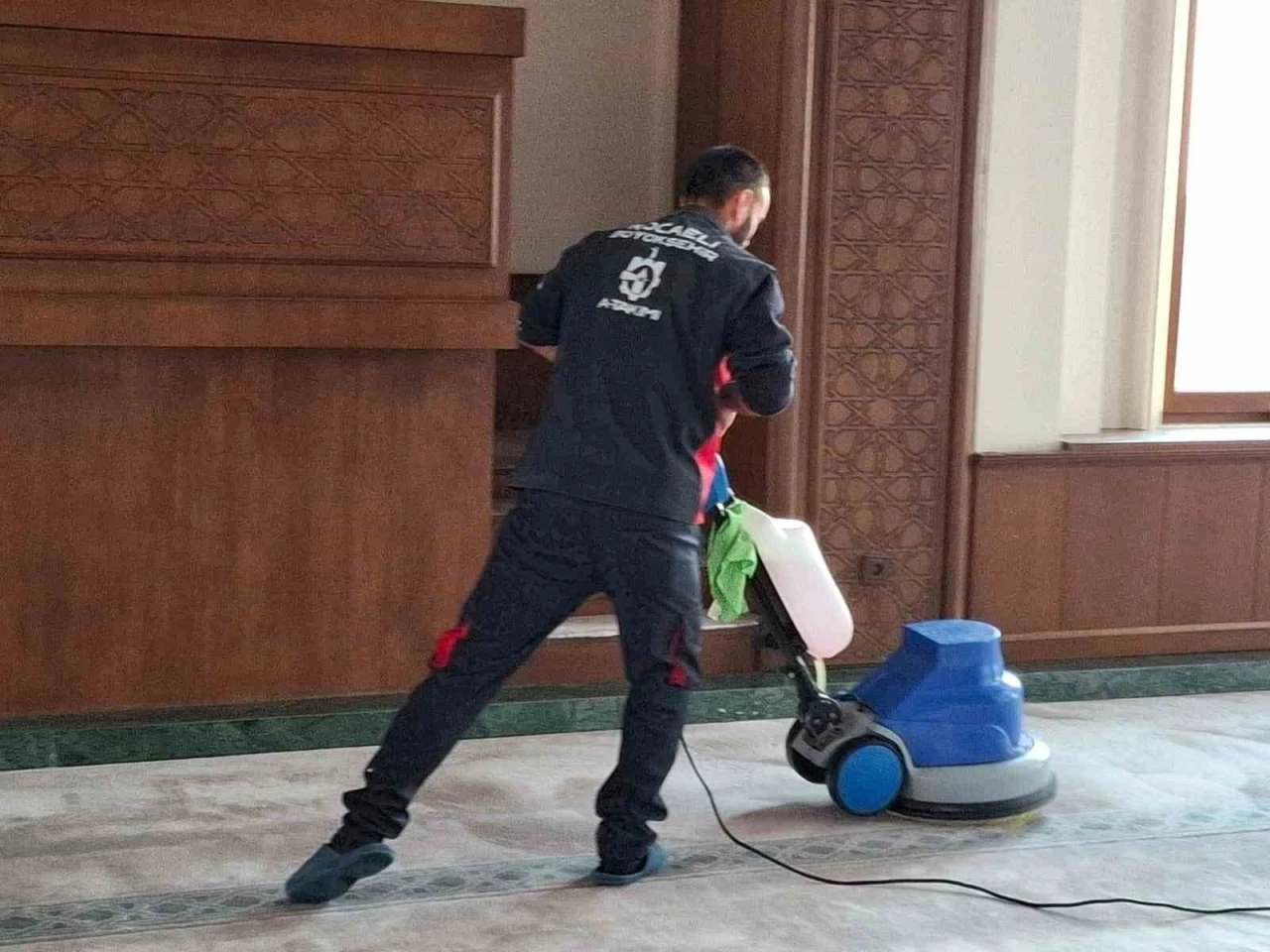 &Ccedil;ayırova&rsquo;da cuma vaazı sırasında i&ccedil;eriye k&ouml;pek giren cami dezenfekte edildi
