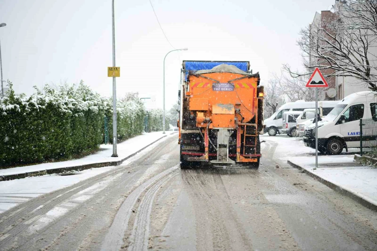 &Ccedil;ayırova&rsquo;da karla m&uuml;cadele s&uuml;r&uuml;yor
