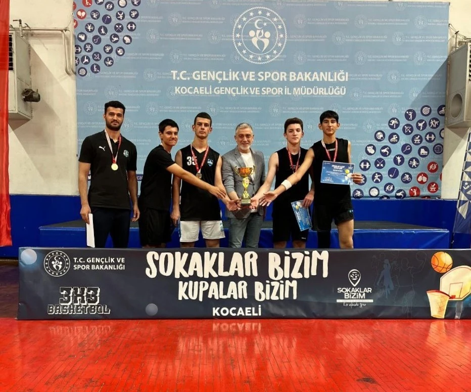 Çayırova’nın genç basketbolcuları il şampiyonu oldu
