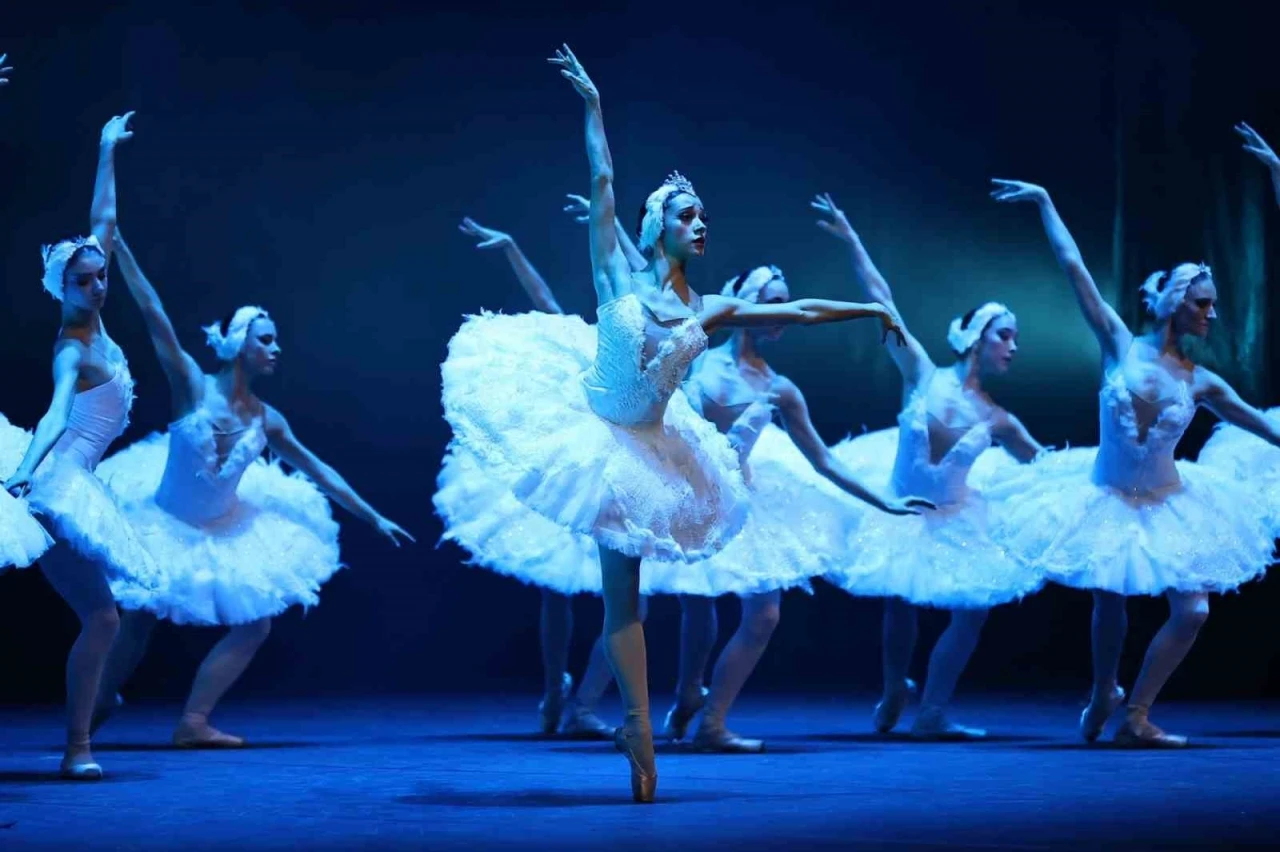 Çaykovski’nin ‘Kuğu Gölü’ balesi Denizli’de beğeniyle izlendi
