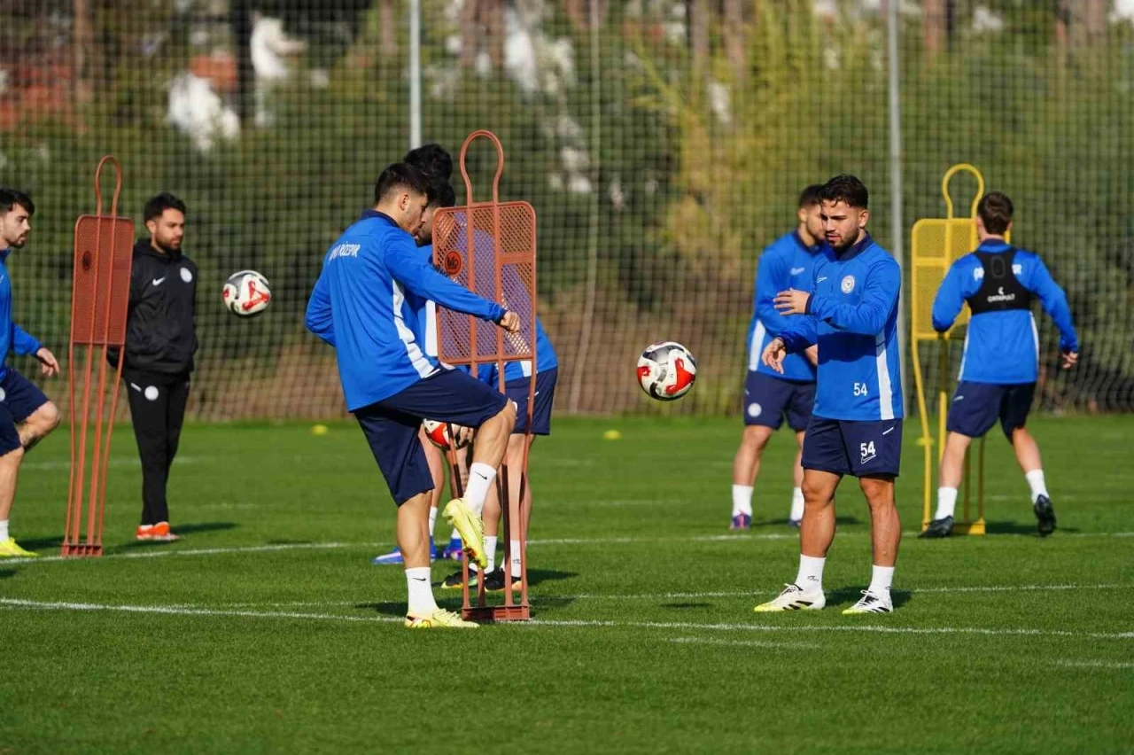 &Ccedil;aykur Rizespor 2. devre hazırlıklarını s&uuml;rd&uuml;r&uuml;yor

