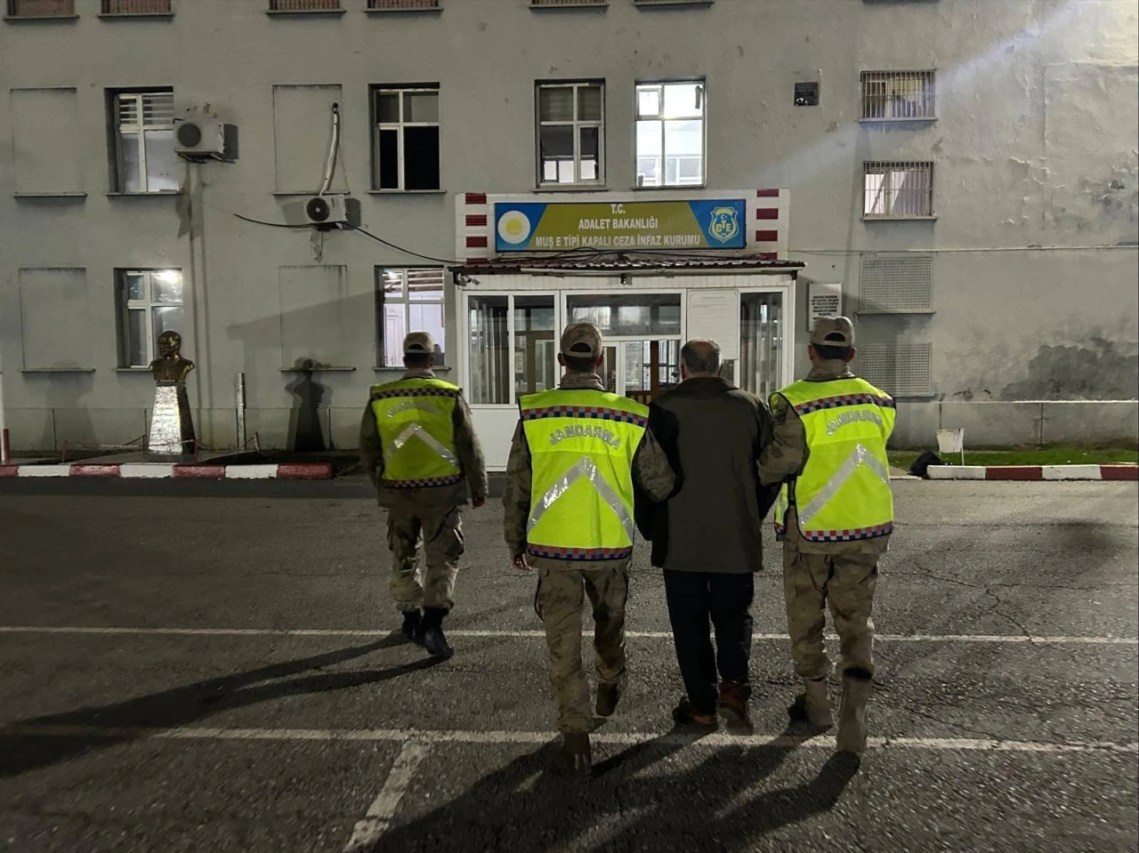 &Ccedil;ek su&ccedil;undan aranan h&uuml;k&uuml;ml&uuml; Muş&rsquo;ta yakalandı

