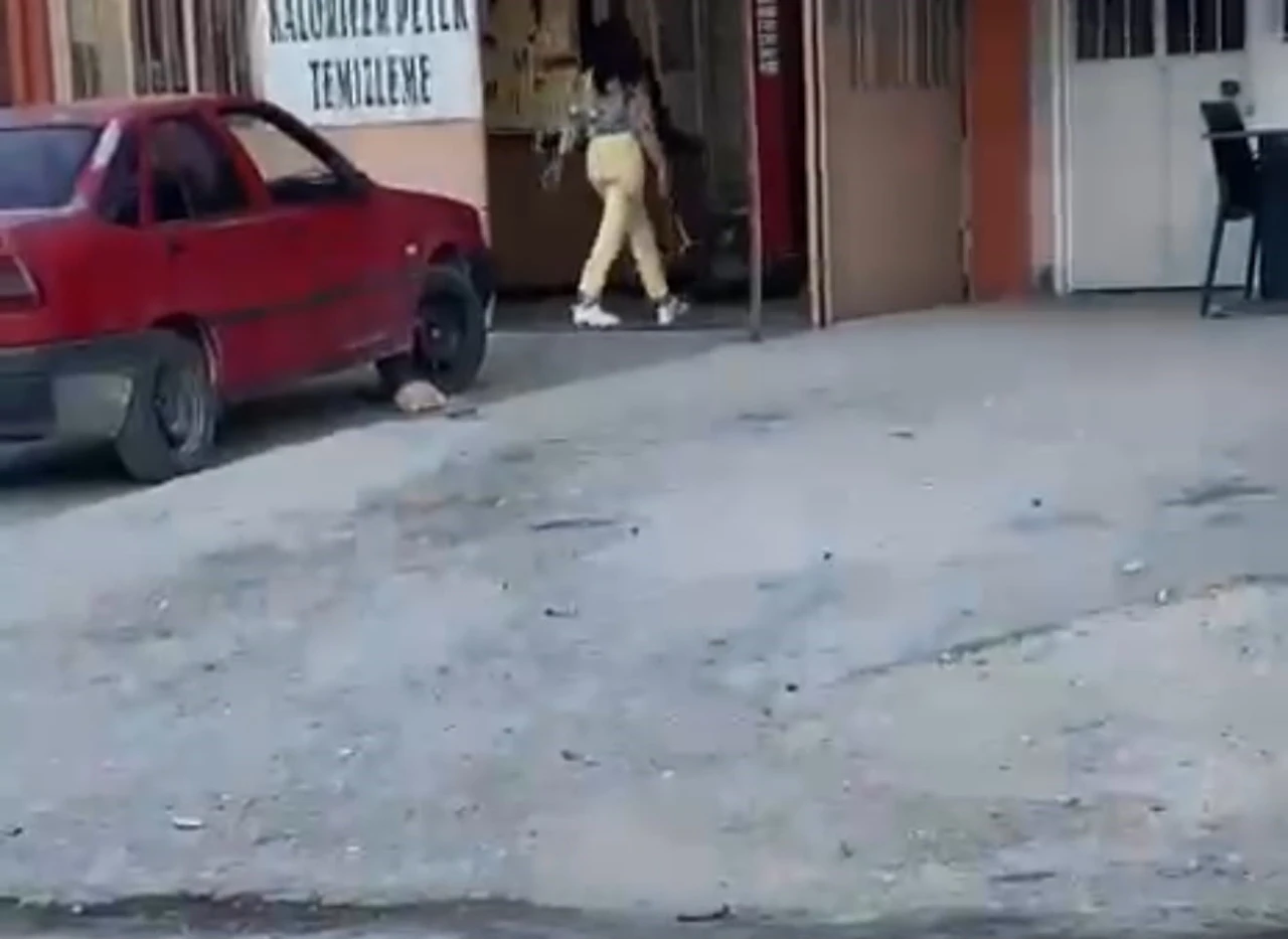 &Ccedil;eki&ccedil;li kadın &ouml;fkesini b&ouml;yle kustu
