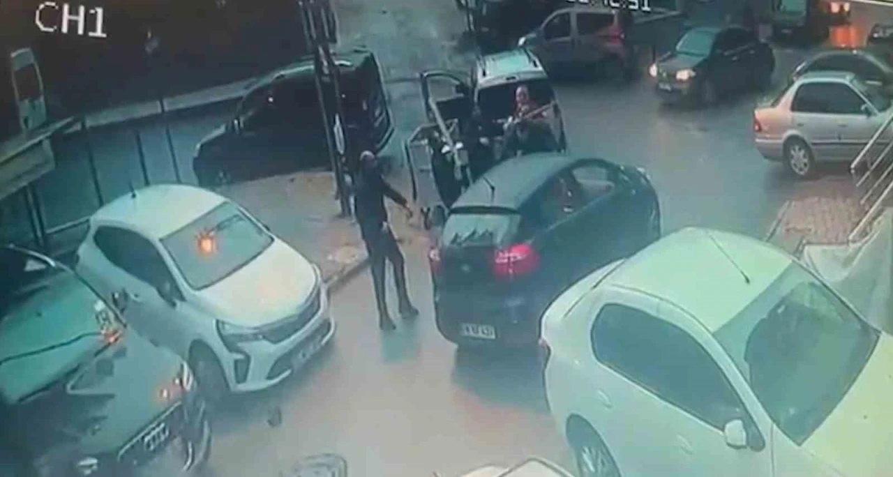 &Ccedil;ekmek&ouml;y&rsquo;de kapı &ouml;n&uuml; motor parkı kavgası: Keser ve sopayla darp anları kamerada
