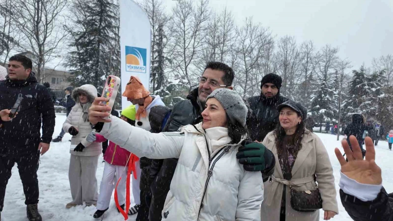 &Ccedil;ekmek&ouml;y&rsquo;de kar şenliği: Y&uuml;zlerce vatandaş doyasıya eğlendi
