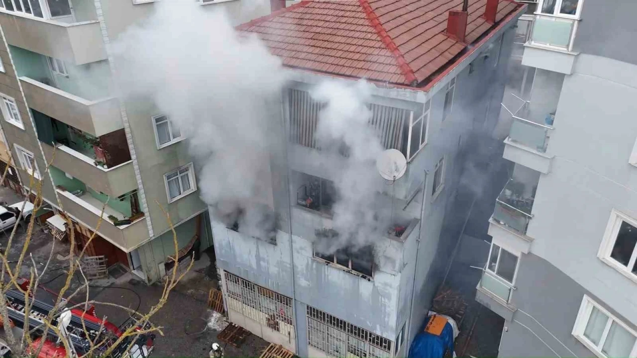 &Ccedil;ekmek&ouml;y&rsquo;de mobilya at&ouml;lyesinde &ccedil;ıkan yangın korkuttu: 3 katlı bina kullanılamaz hale geldi
