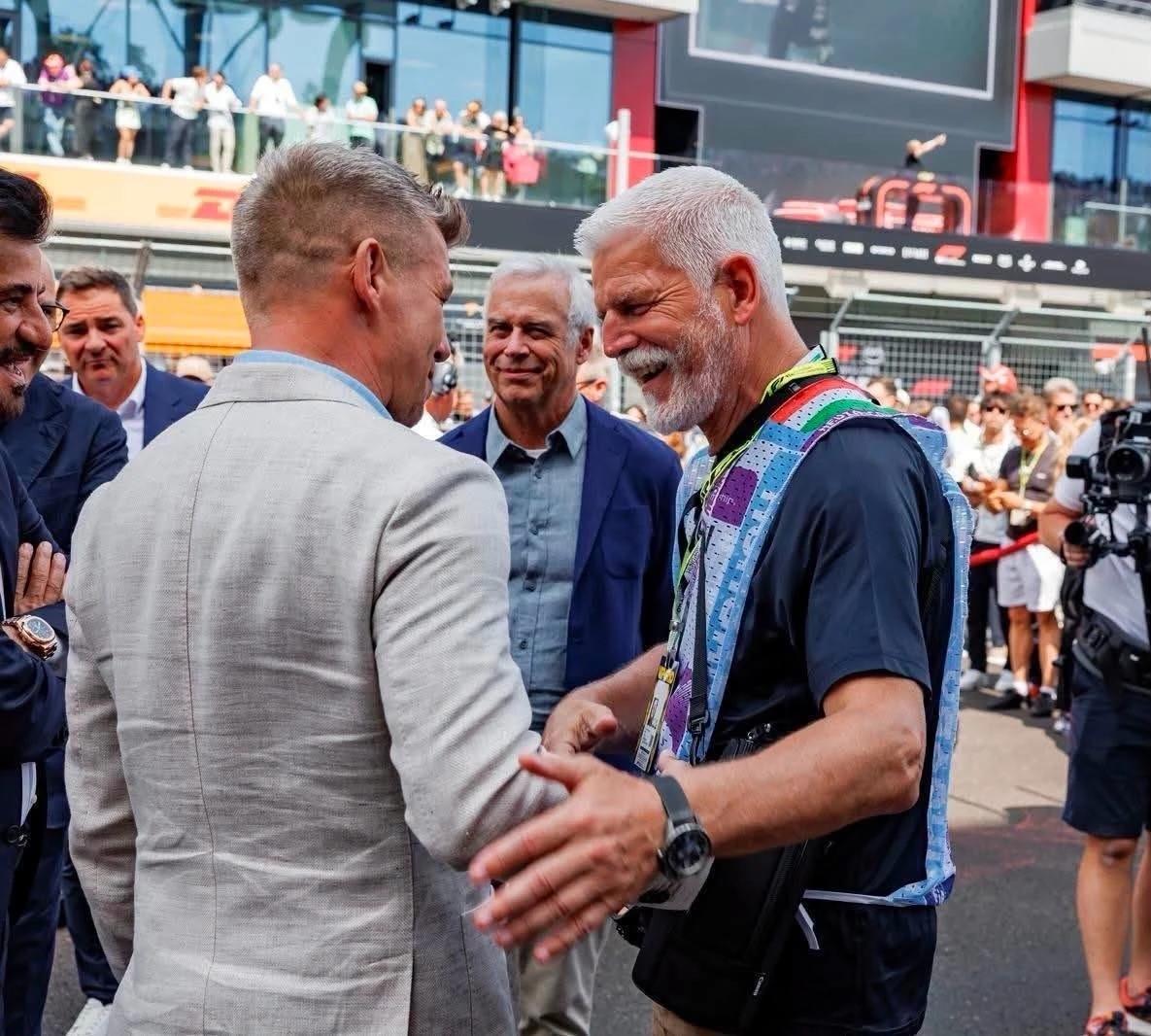 &Ccedil;ekya Cumhurbaşkanı Pavel, F1 yarışında foto muhabiri olarak g&ouml;rev aldı

