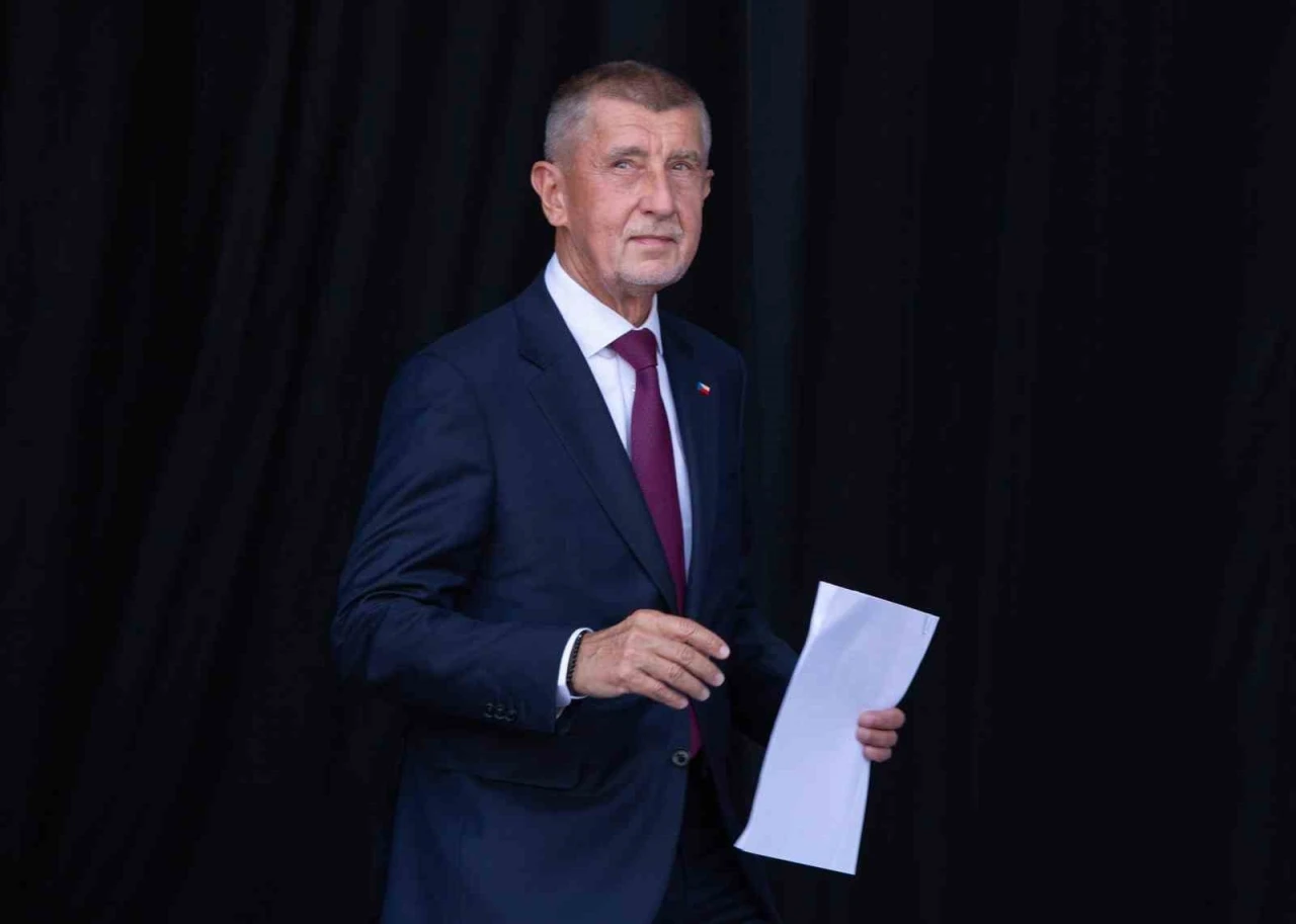 Çekya’nın eski Başbakanı Babis’e miting sırasında koltuk değnekli saldırı

