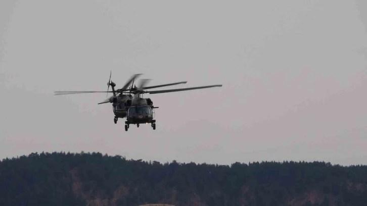 &rsquo;&Ccedil;elik Kanatlar&rsquo;dan havada zeybek g&ouml;sterisi
