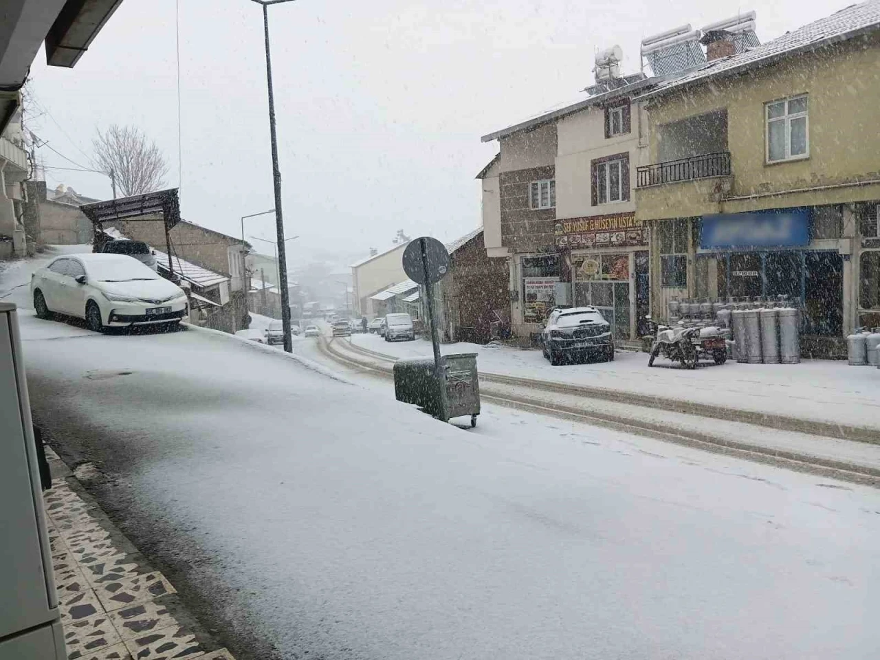 &Ccedil;elikhan beyaza b&uuml;r&uuml;nd&uuml;
