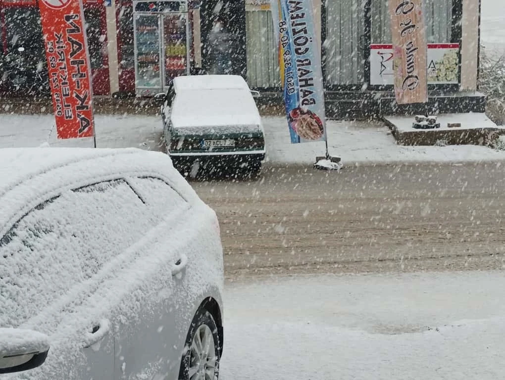 Çelikhan ilçesine yılın ilk kar yağışı başladı
