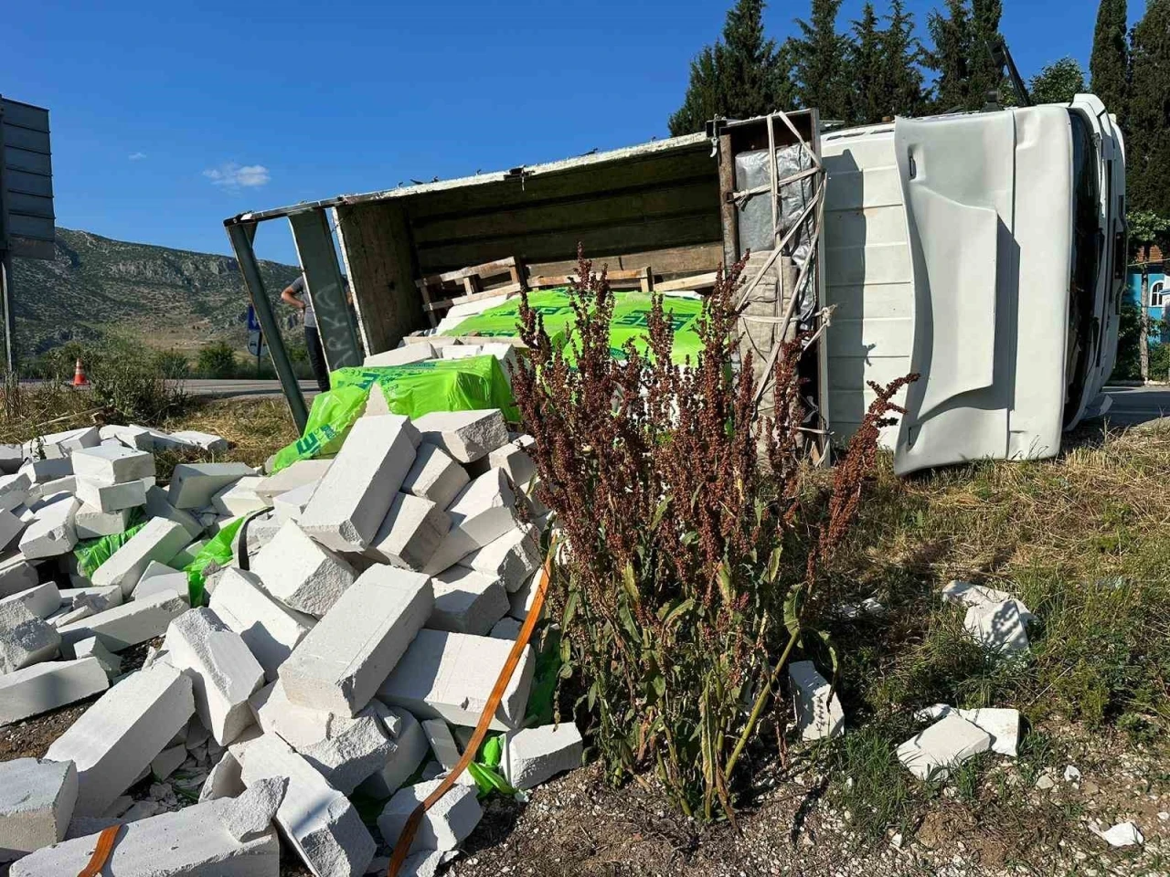 Çeltikçi’de gazbeton yüklü kamyonet şarampole devrildi
