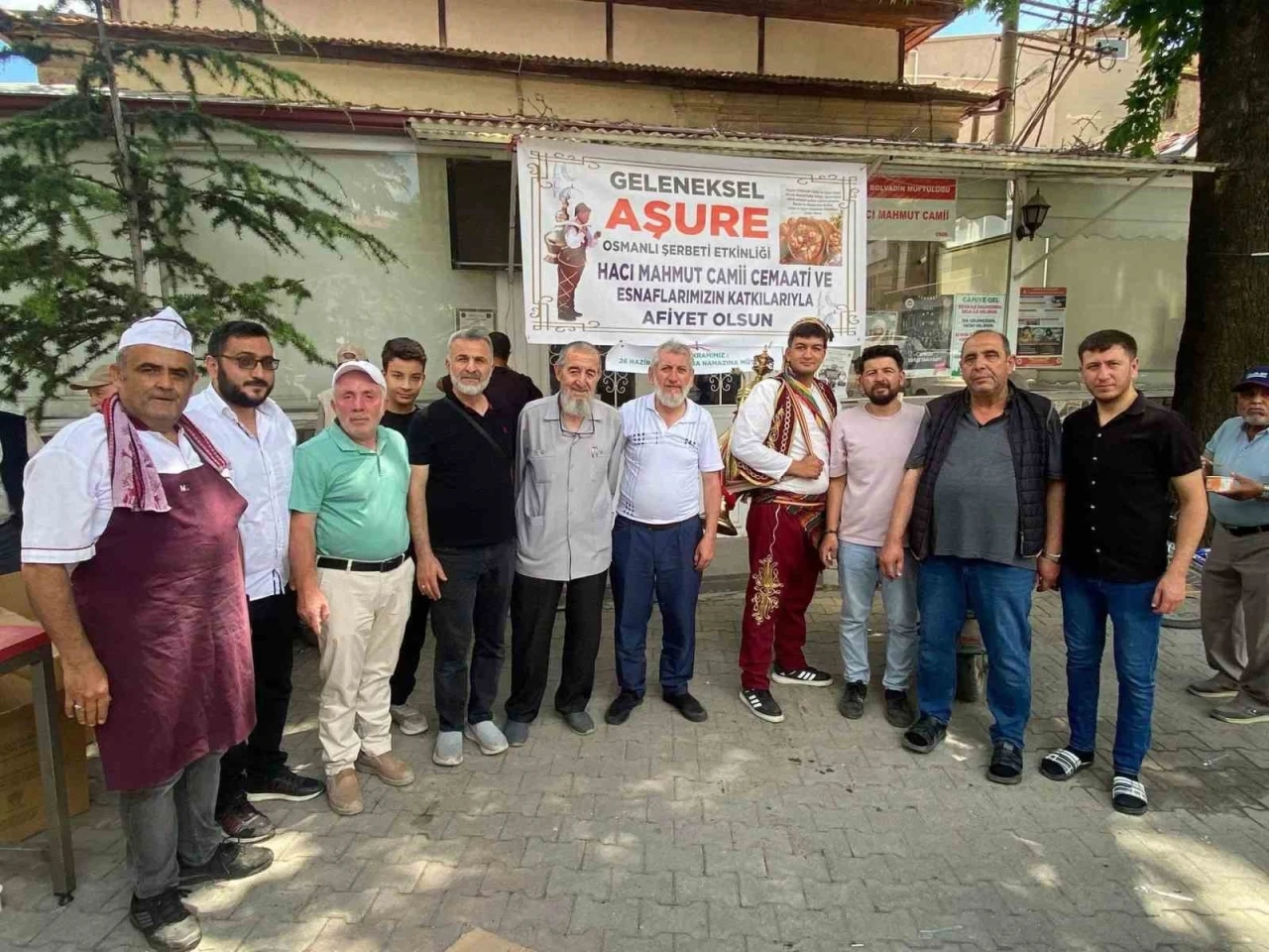 Cemaat ve esnaflar imece usul&uuml; ile hazırladığı  2 bin kap aşureyi dağıttı
